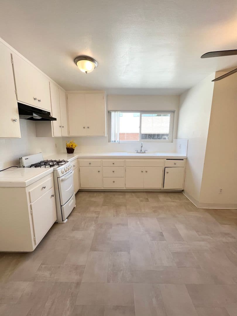 Lomita Apartment: 25843 Narbonne Ave