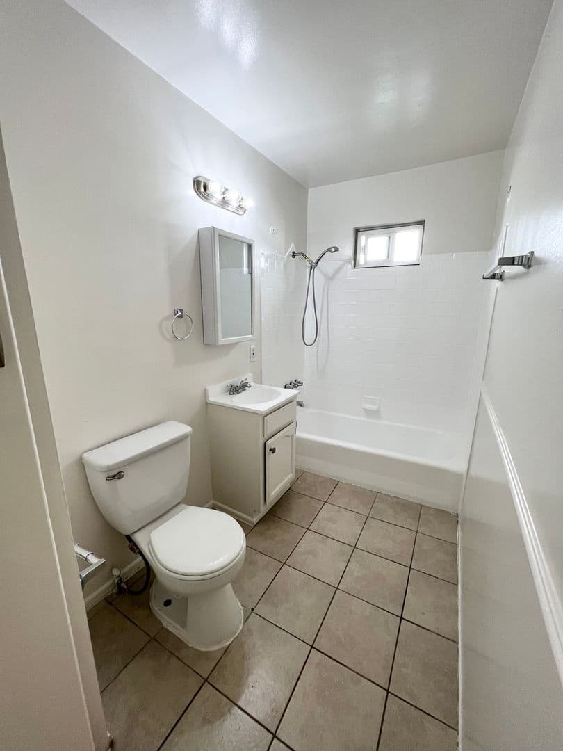 Long Beach Apartment: 1970 Henderson Ave
