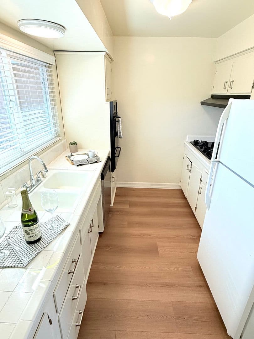 Redondo Beach Apartment: 300 Palos Verdes Boulevard
