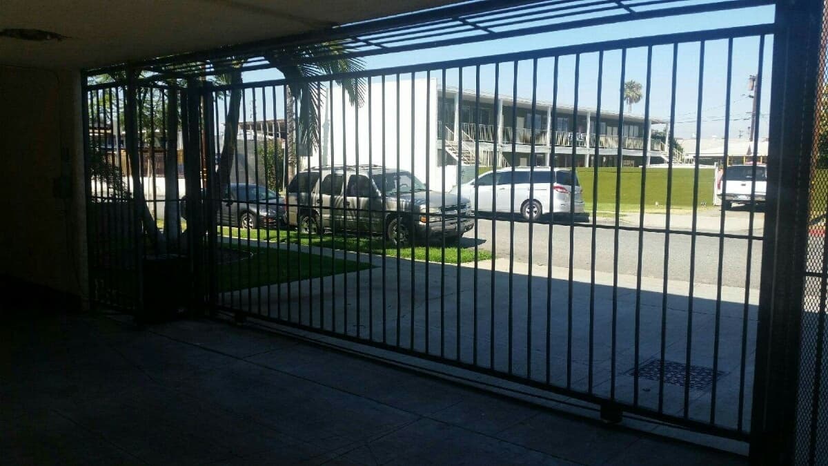 Hawthorne Apartment: 12919 Cordary Avenue