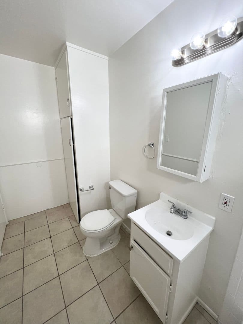 Long Beach Apartment: 1970 Henderson Ave
