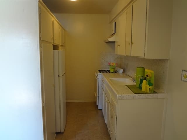 Hawthorne Apartment: 12714 Inglewood Ave.