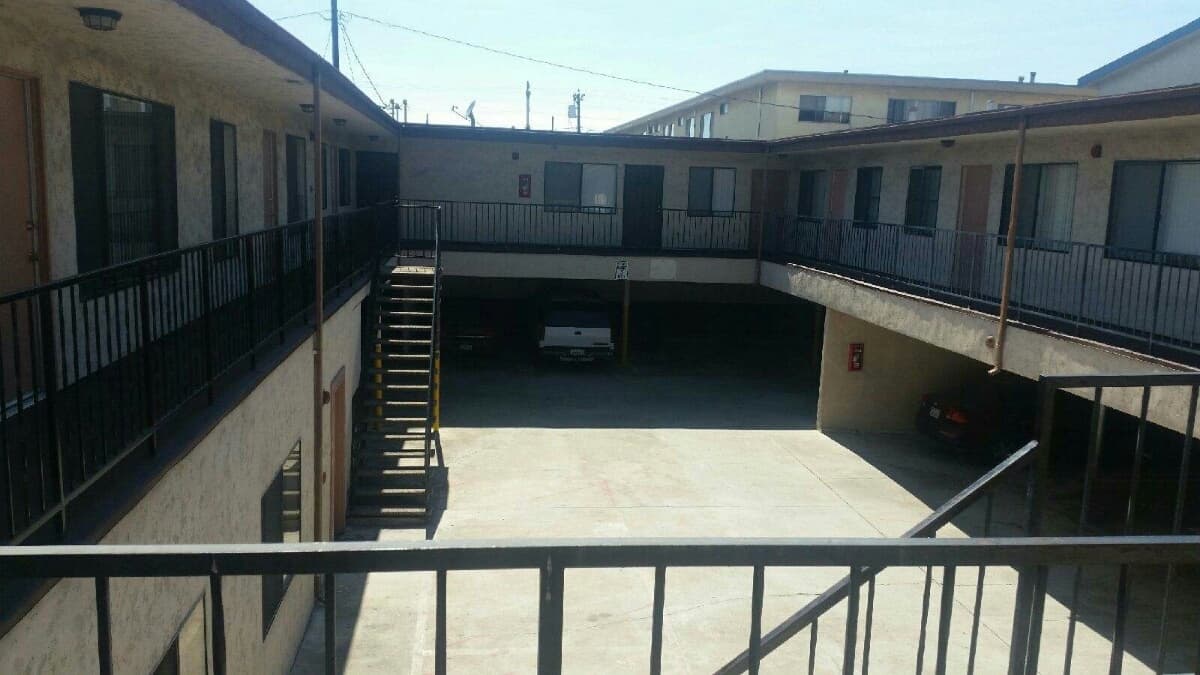 Hawthorne Apartment: 12919 Cordary Avenue