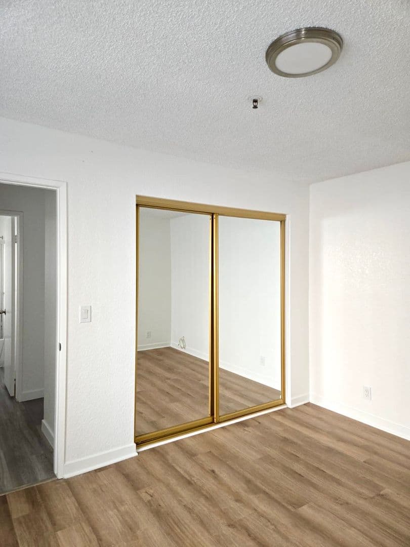 HAWTHORNE Apartment: 13604 - 13608 CHADRON AVE