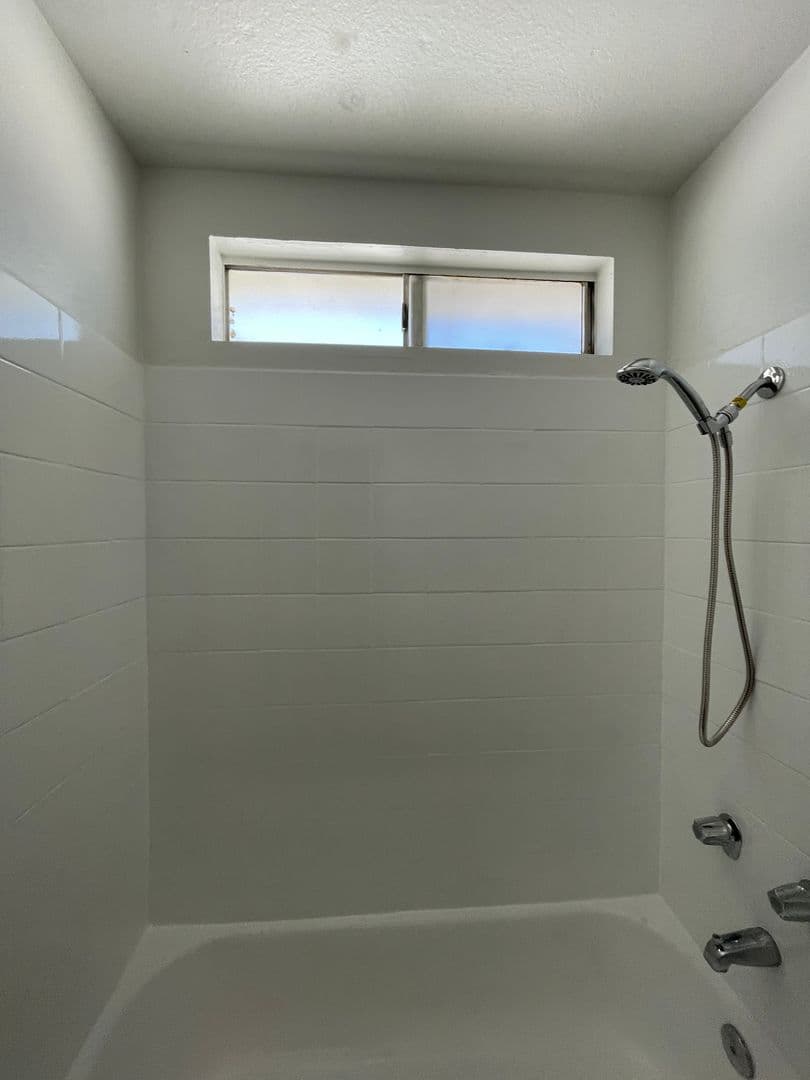 Hawthorne Apartment: 13707 Doty Avenue