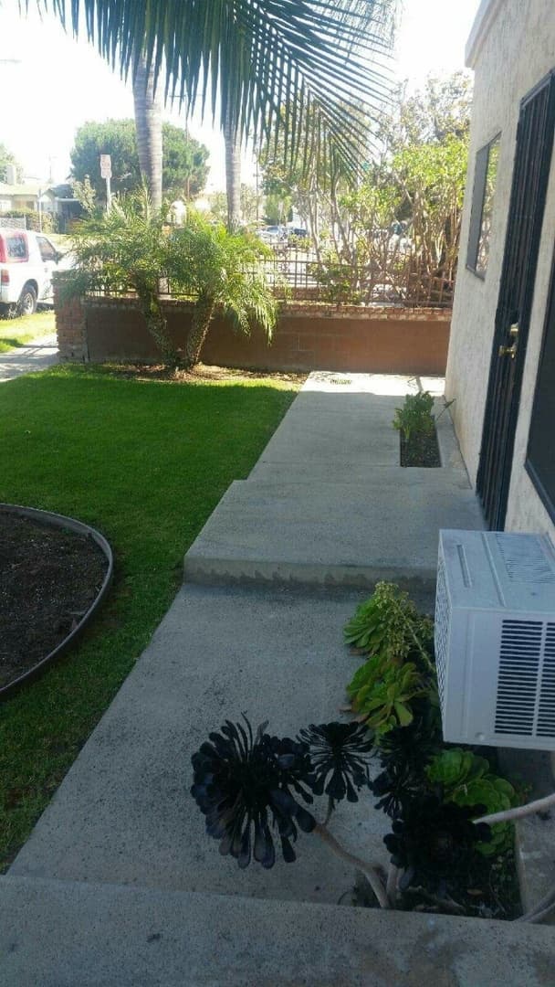 Hawthorne Apartment: 12919 Cordary Avenue