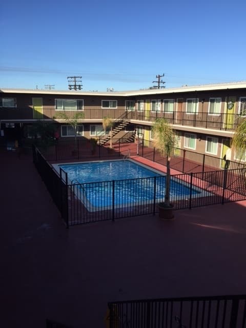 Hawthorne Apartment: 13708 Cordary Ave