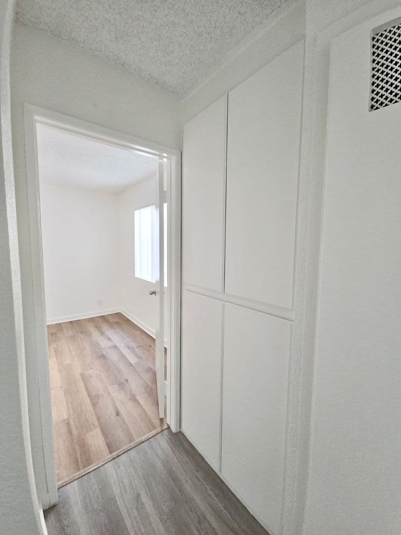 HAWTHORNE Apartment: 13604 - 13608 CHADRON AVE