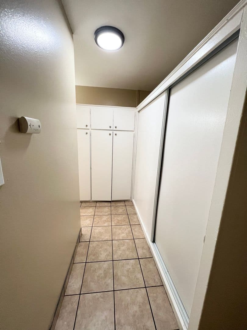Hawthorne Apartment: 13708 Cordary Ave