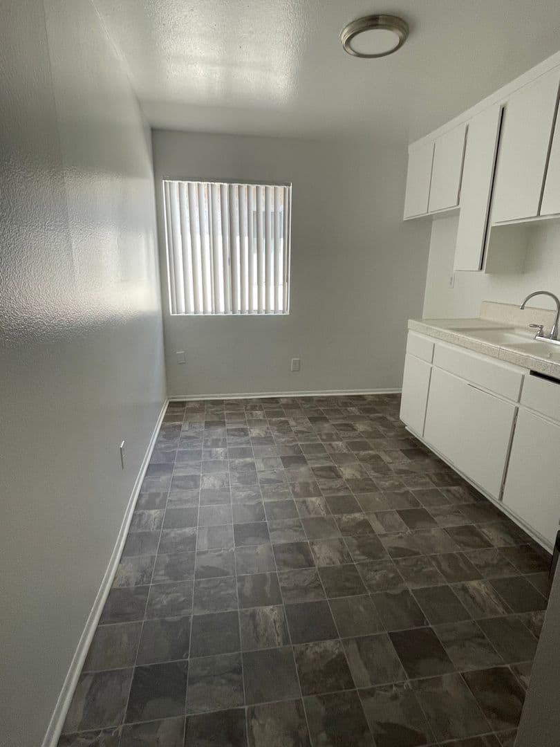 Hawthorne Apartment: 13707 Doty Avenue