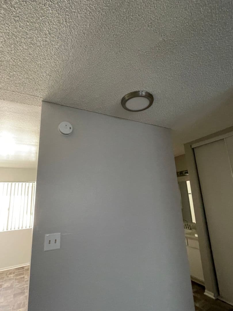 Hawthorne Apartment: 13707 Doty Avenue