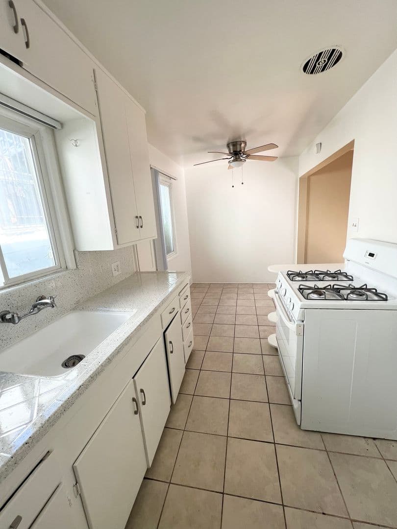 Long Beach Apartment: 1970 Henderson Ave