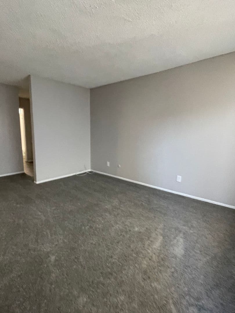 Hawthorne Apartment: 13707 Doty Avenue