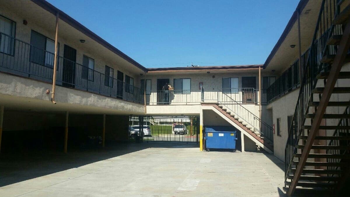 Hawthorne Apartment: 12919 Cordary Avenue