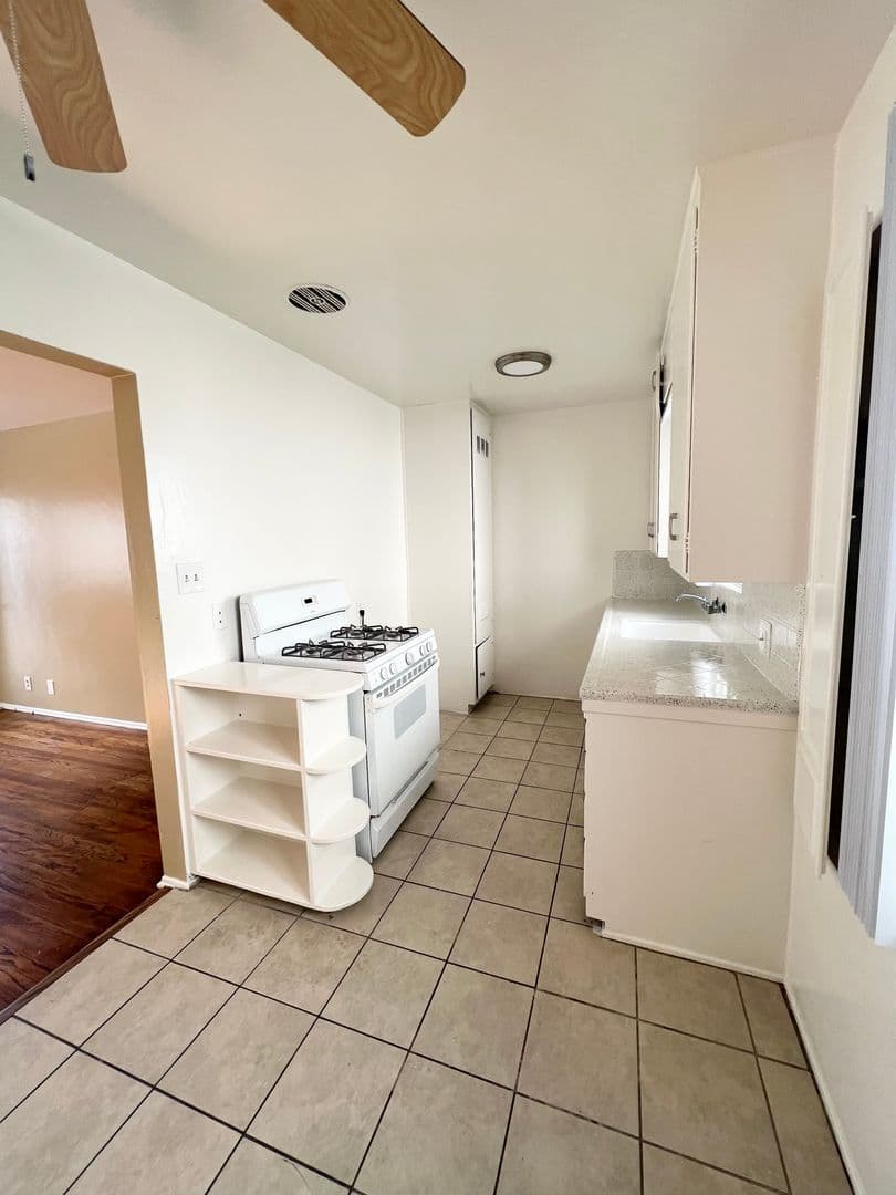 Long Beach Apartment: 1970 Henderson Ave