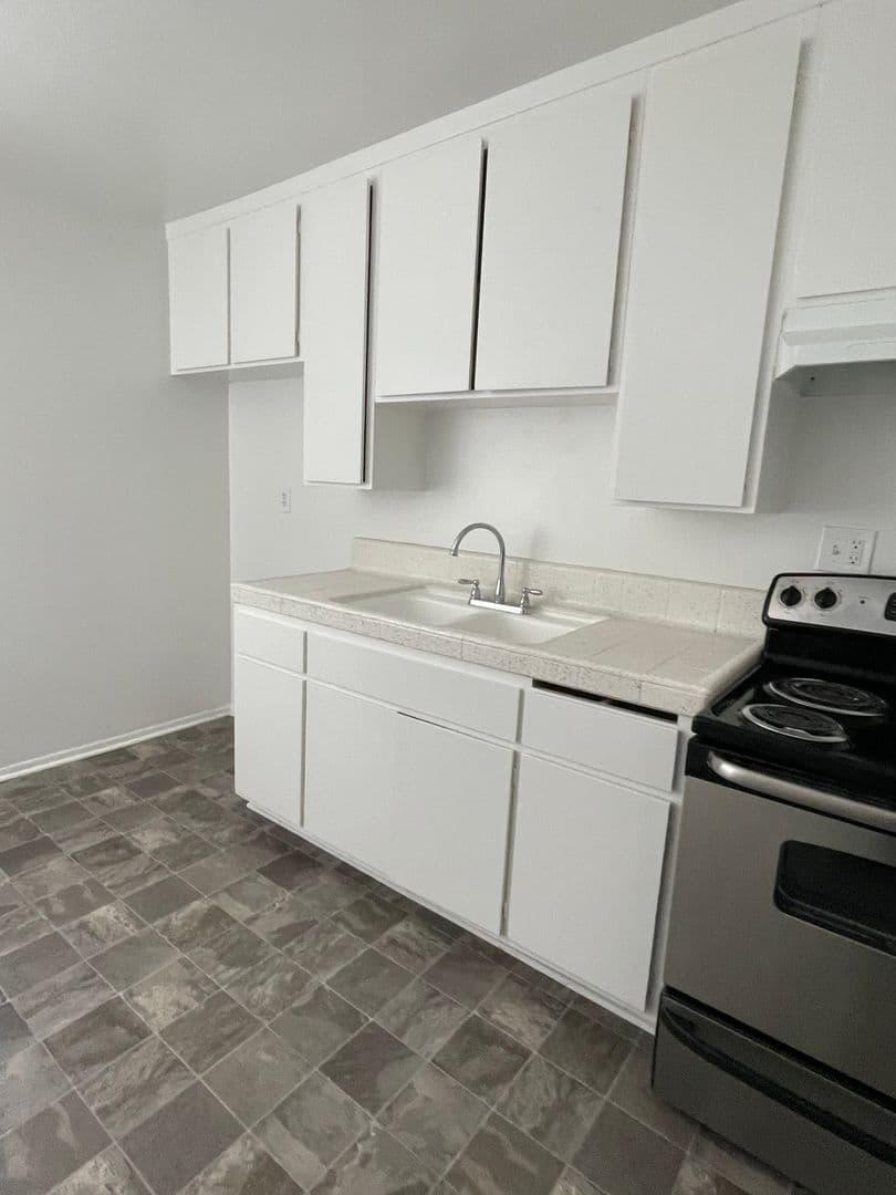 Hawthorne Apartment: 13707 Doty Avenue