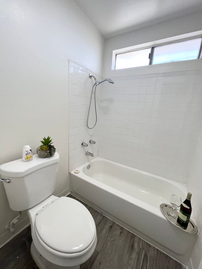 Hawthorne Apartment: 13707 Doty Avenue