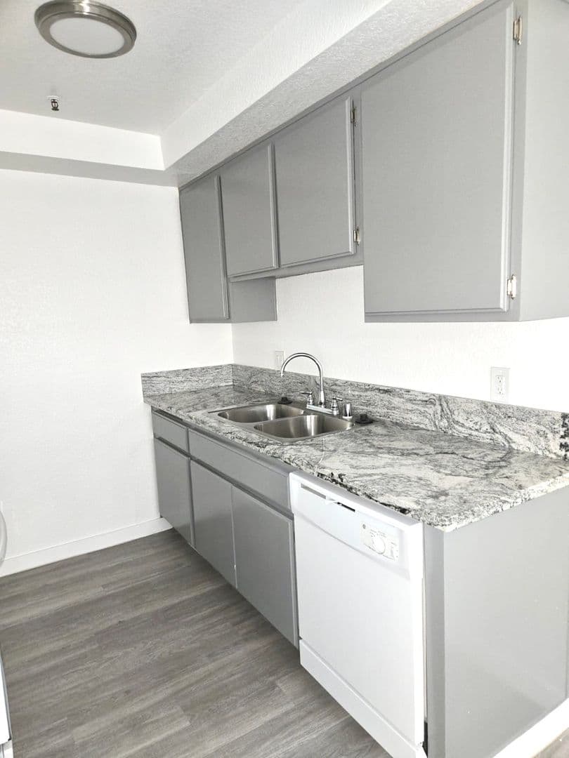 HAWTHORNE Apartment: 13604 - 13608 CHADRON AVE