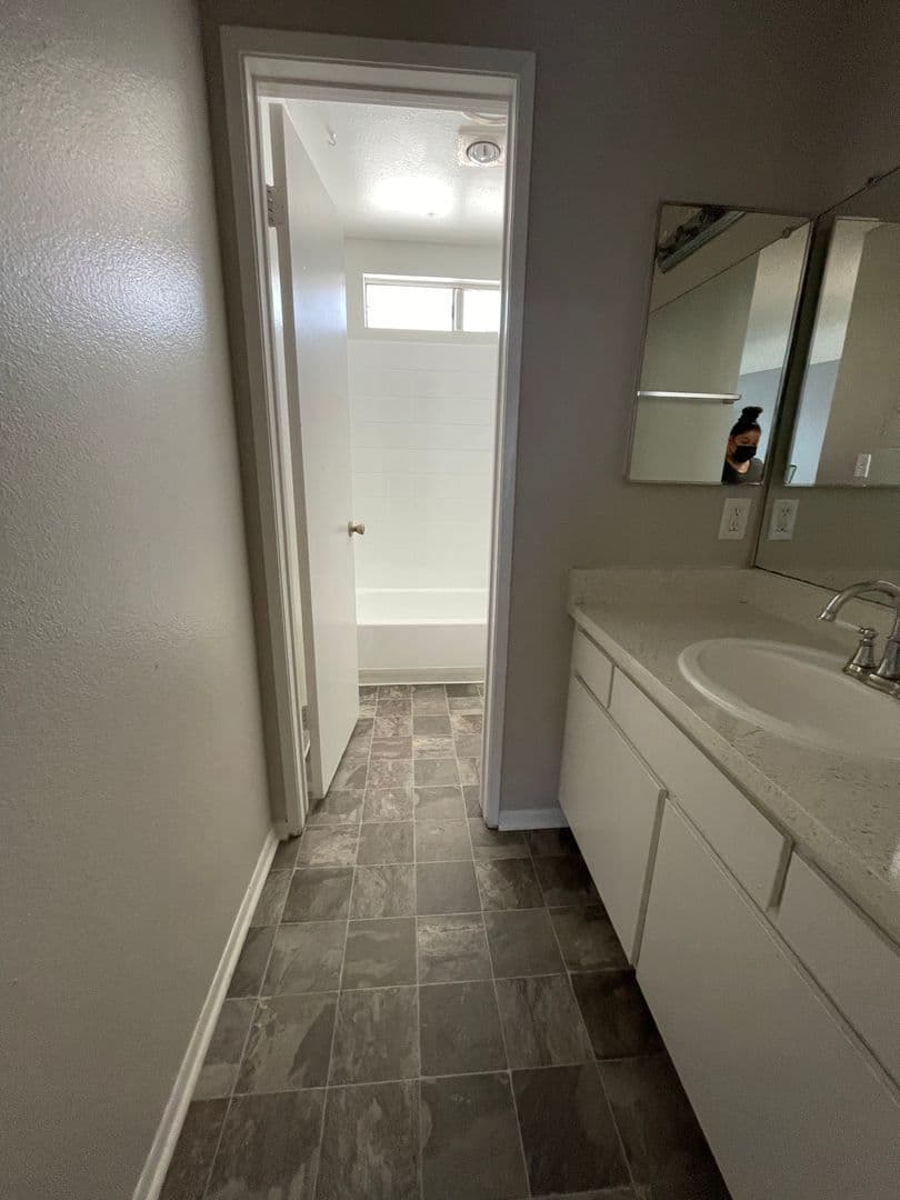 Hawthorne Apartment: 13707 Doty Avenue