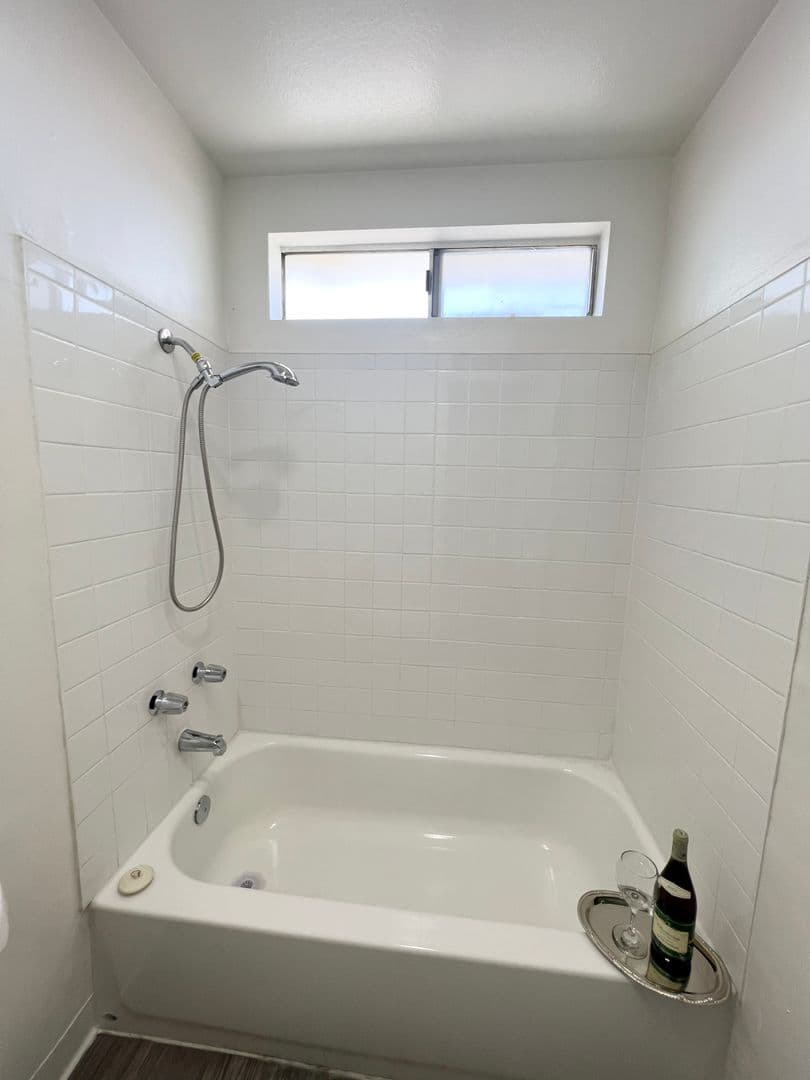 Hawthorne Apartment: 13707 Doty Avenue
