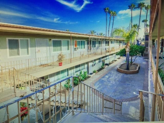 Long Beach Apartment: 1153-1161 Magnolia Avenue