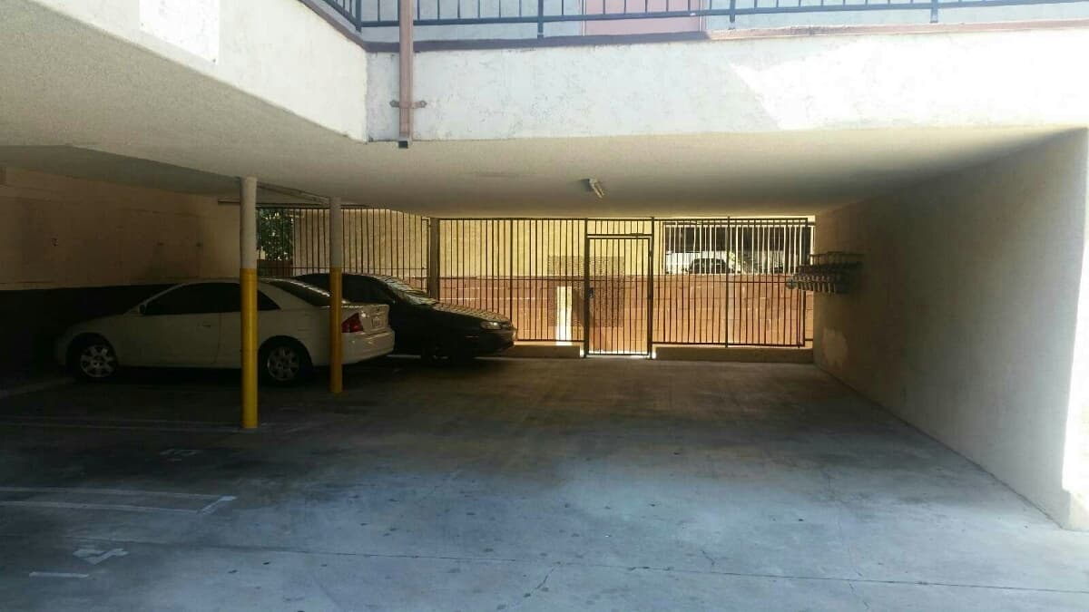 Hawthorne Apartment: 12919 Cordary Avenue