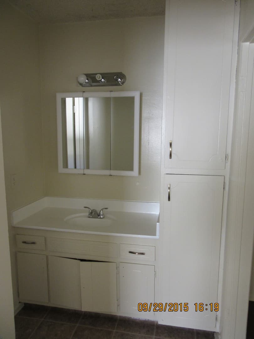 Hawthorne Apartment: 4012 W 129th St,