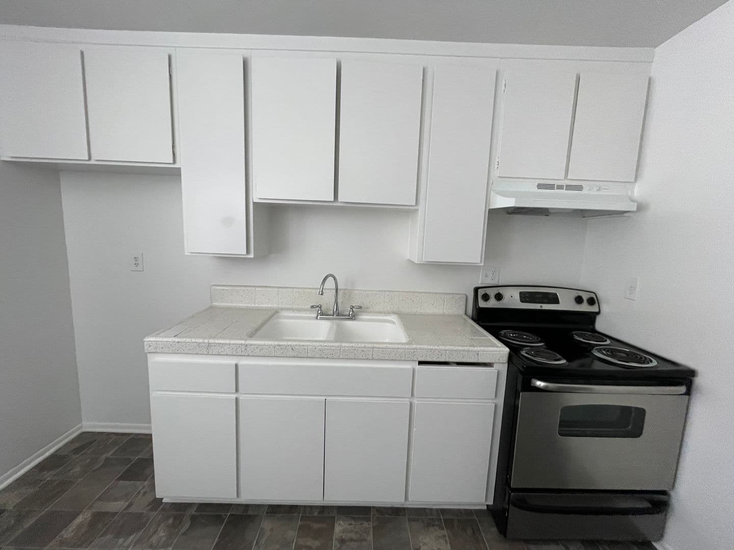 Hawthorne Apartment: 13707 Doty Avenue