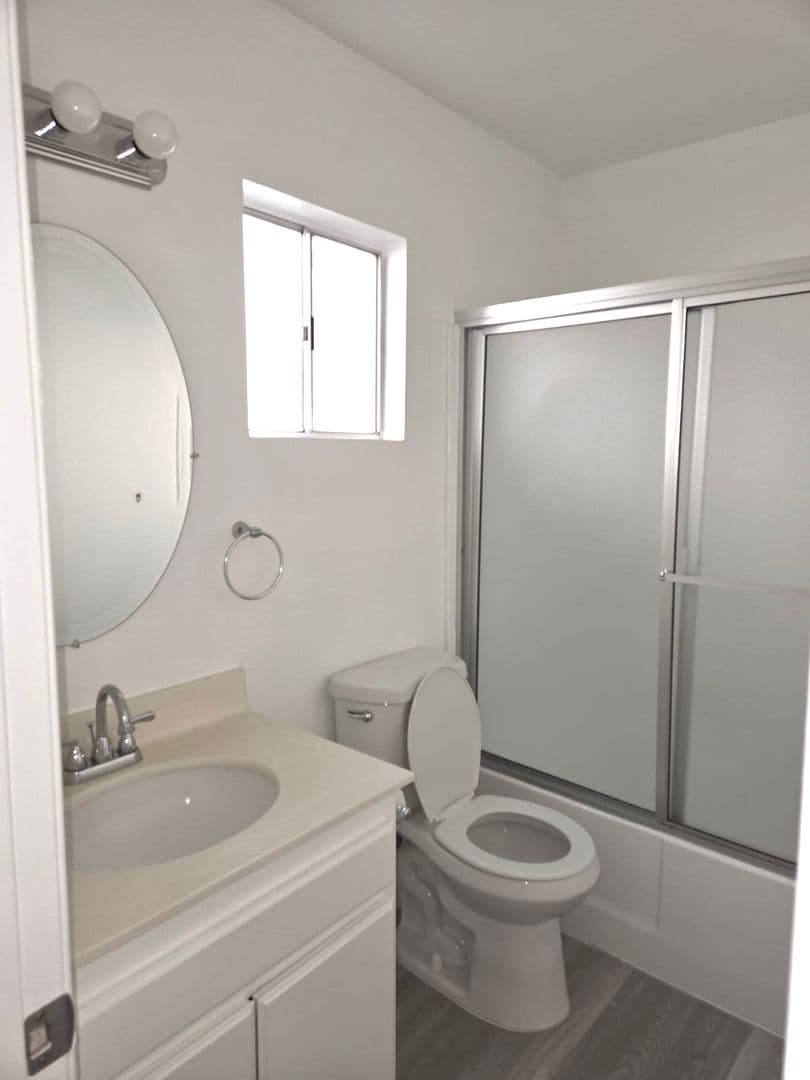 HAWTHORNE Apartment: 13604 - 13608 CHADRON AVE