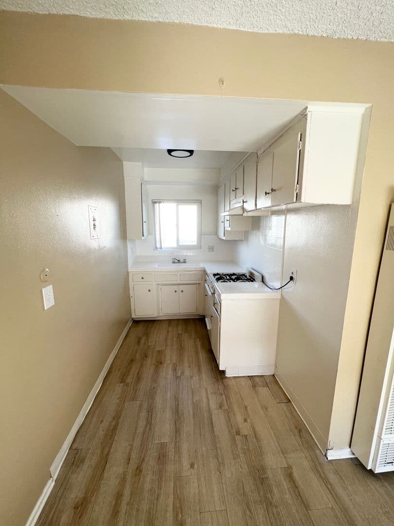 Hawthorne Apartment: 13741 Prairie Ave