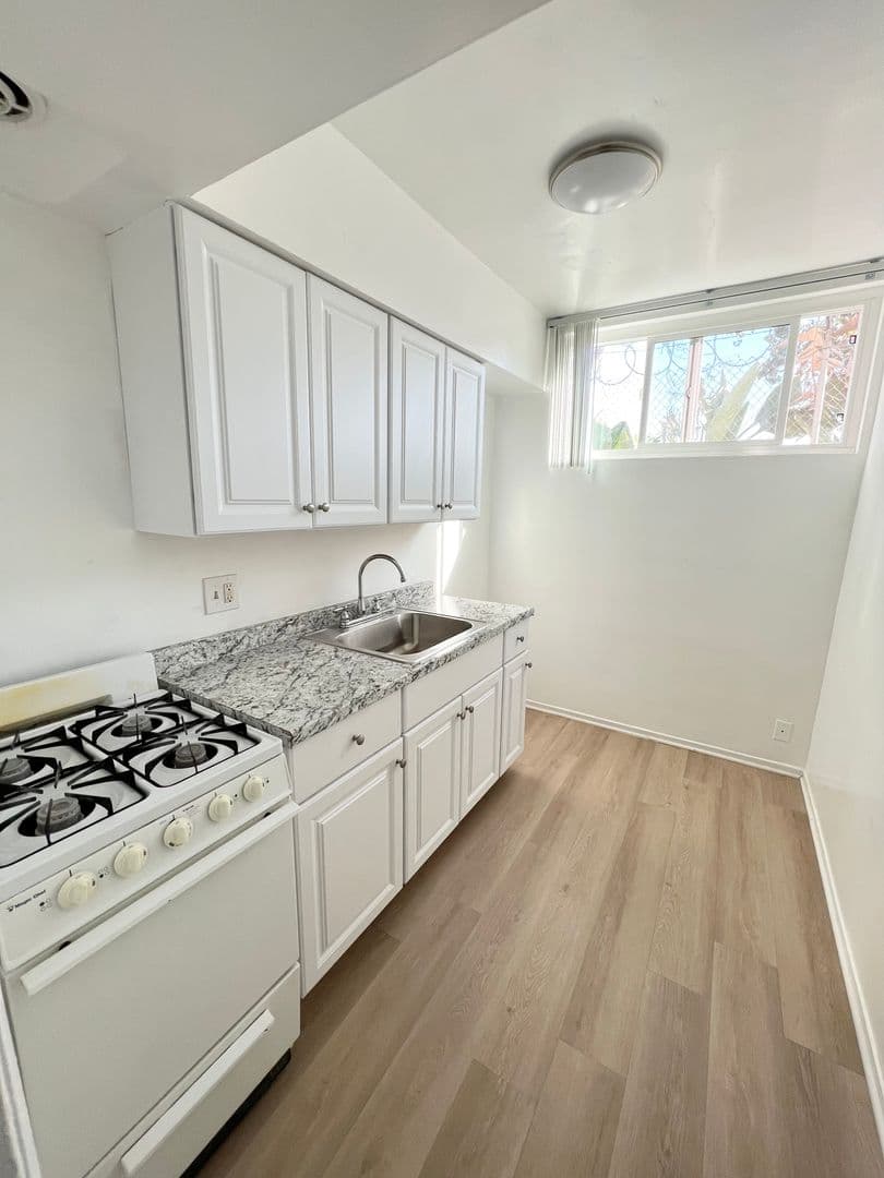 Hawthorne Apartment: 3734 W. El Segundo Blvd
