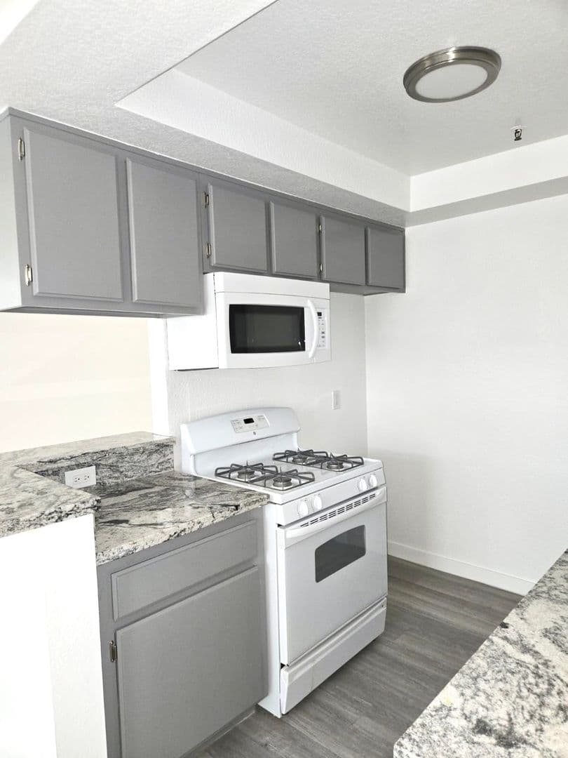 HAWTHORNE Apartment: 13604 - 13608 CHADRON AVE