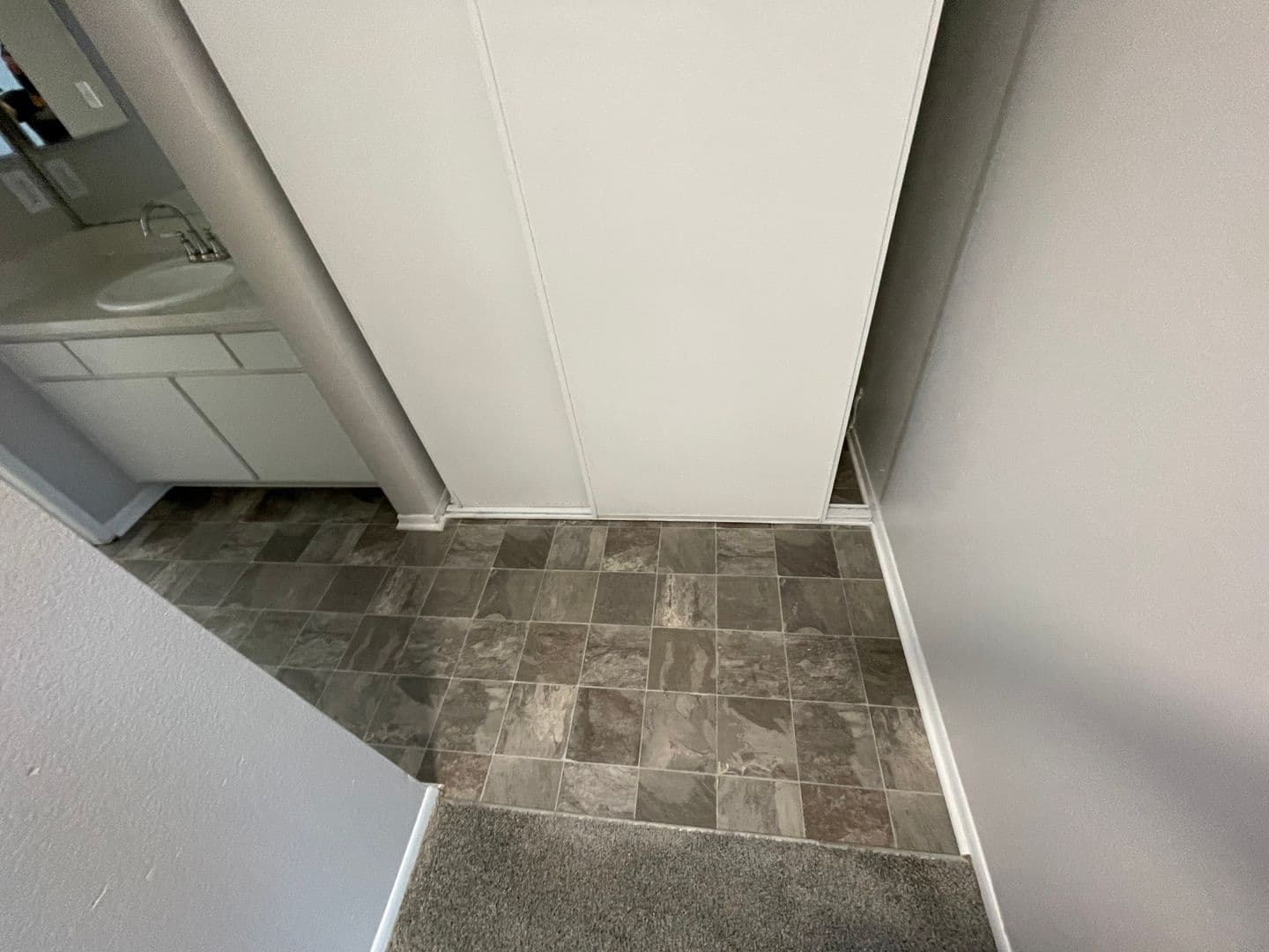 Hawthorne Apartment: 13707 Doty Avenue