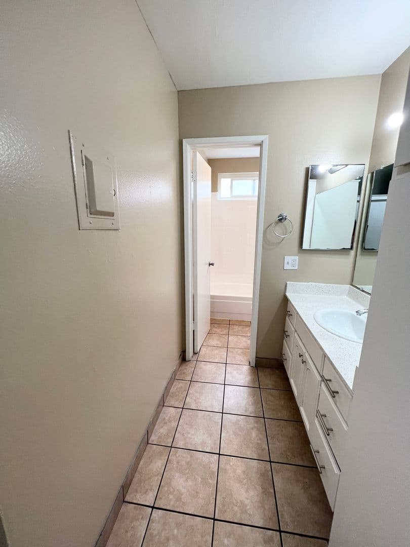 Hawthorne Apartment: 13708 Cordary Ave