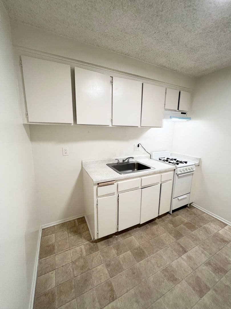 Hawthorne Apartment: 12534 Inglewood Ave.