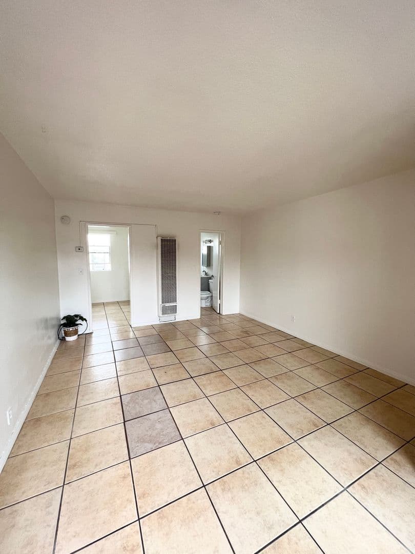 Hawthorne Apartment: 12111 Hawthorne Way