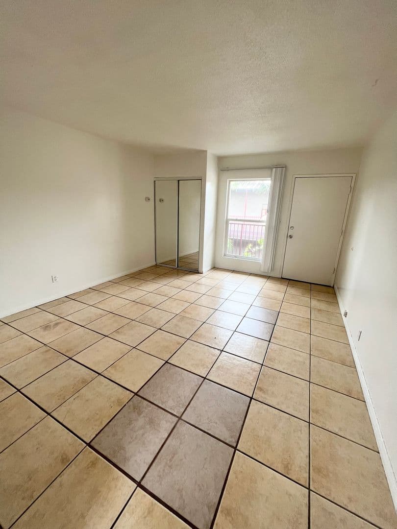 Hawthorne Apartment: 12111 Hawthorne Way