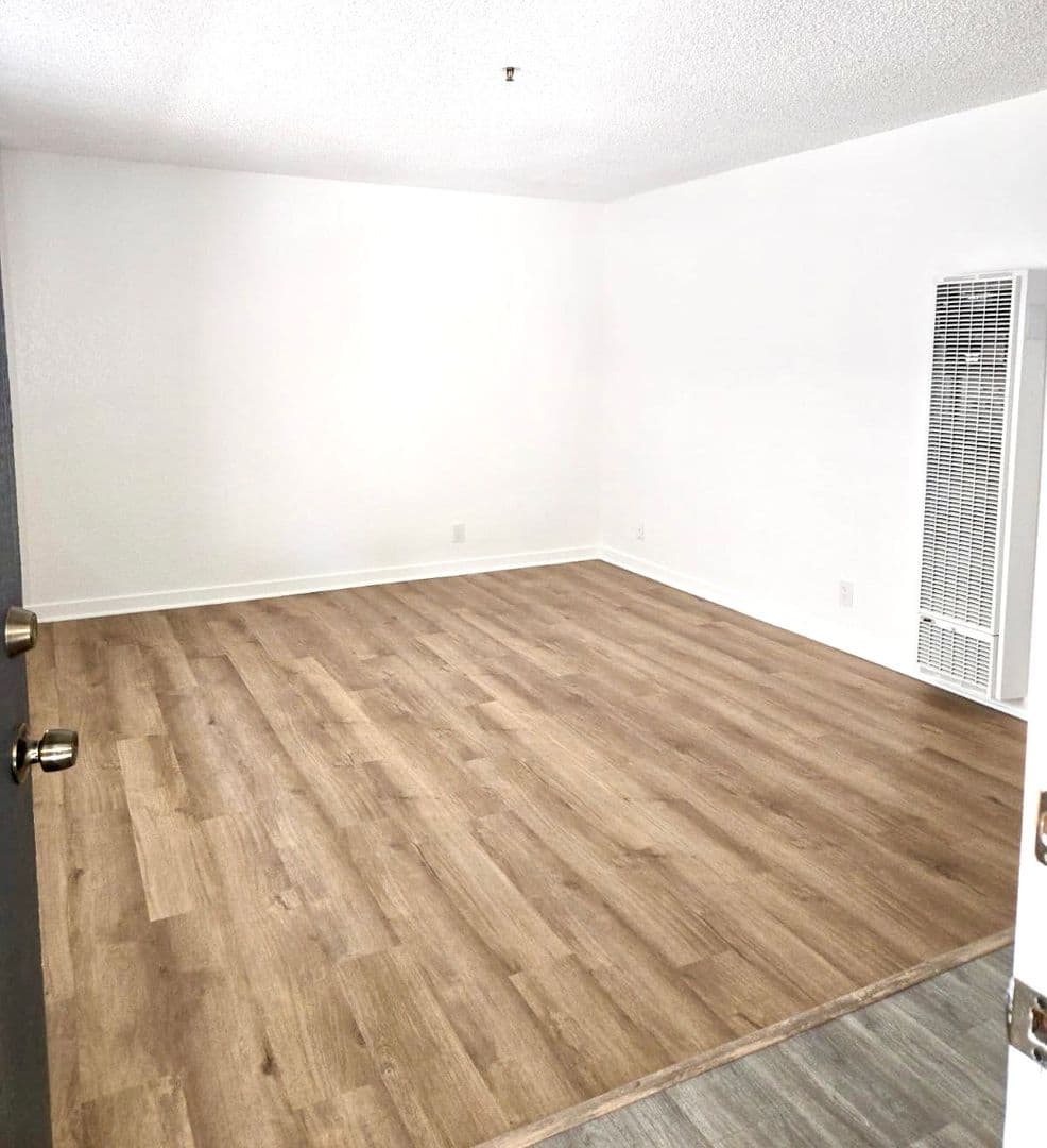 HAWTHORNE Apartment: 13604 - 13608 CHADRON AVE