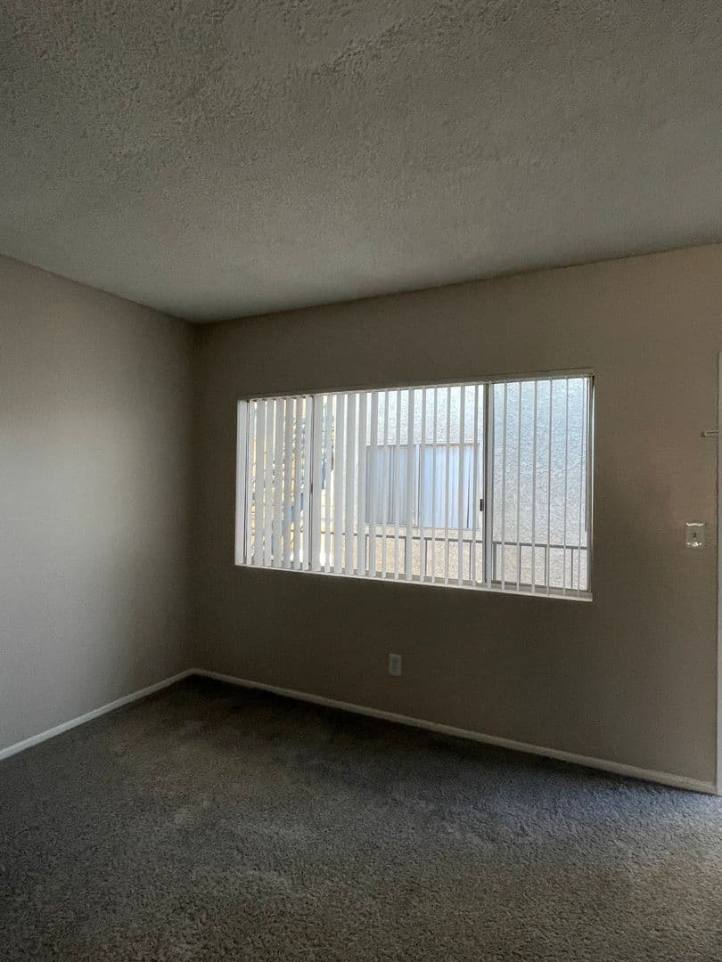 Hawthorne Apartment: 13707 Doty Avenue