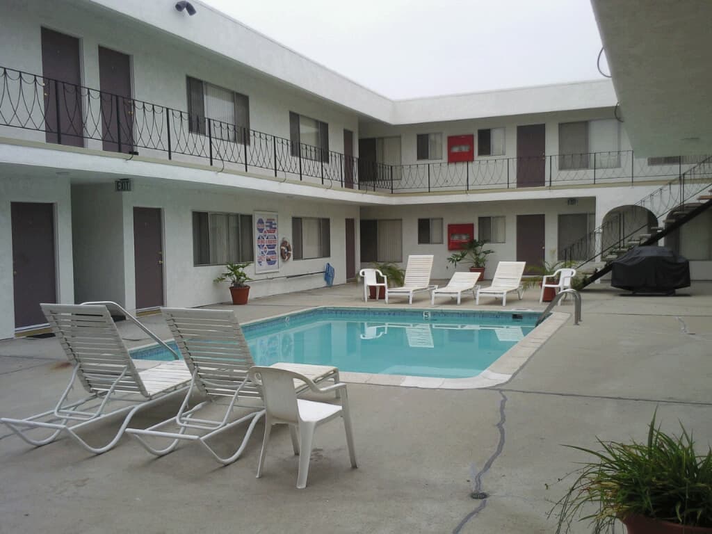 Hawthorne Apartment: 4020 W. 134th St.