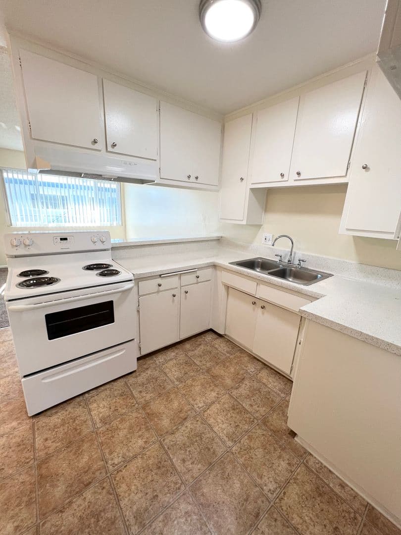 Gardena Apartment: 14812 Chadron Ave