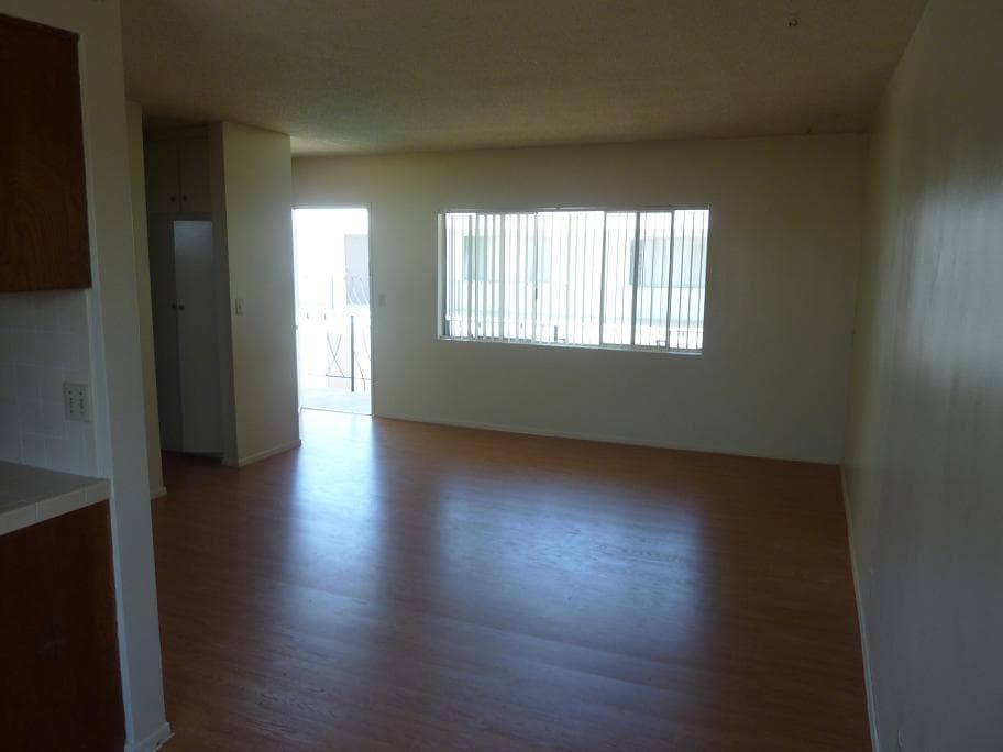 Hawthorne Apartment: 4020 W. 134th St.