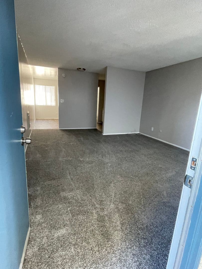 Hawthorne Apartment: 13707 Doty Avenue