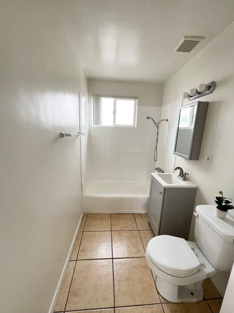Hawthorne Apartment: 12111 Hawthorne Way