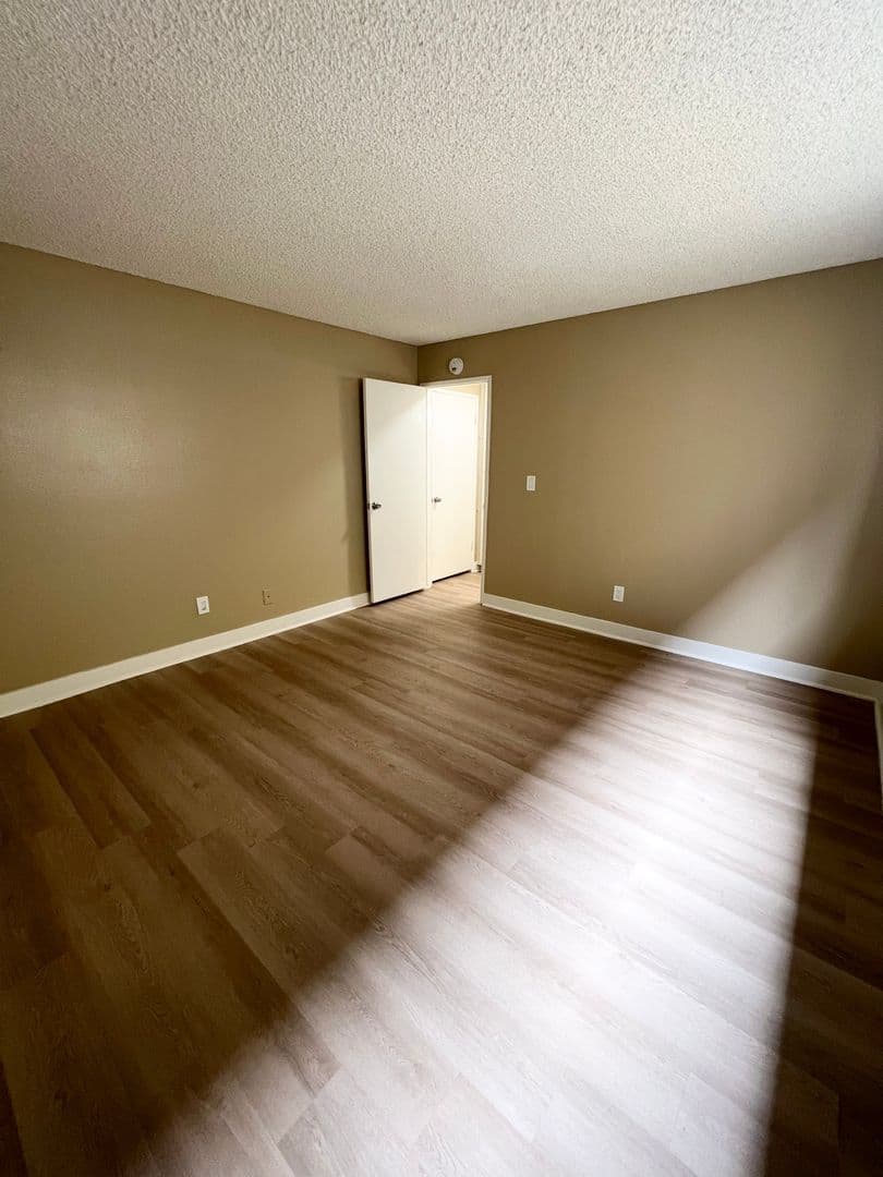 Hawthorne Apartment: 14031 S. Cerise
