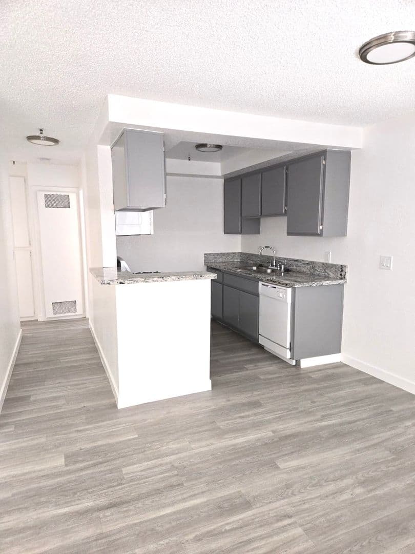 HAWTHORNE Apartment: 13604 - 13608 CHADRON AVE