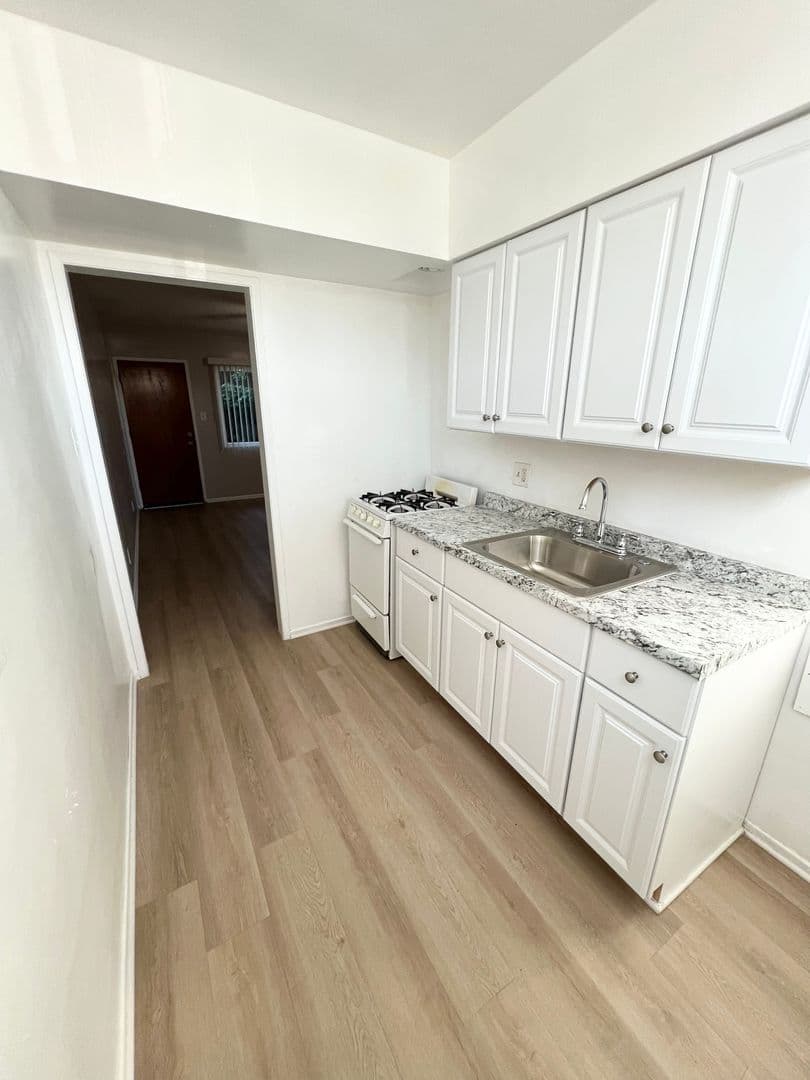 Hawthorne Apartment: 3734 W. El Segundo Blvd