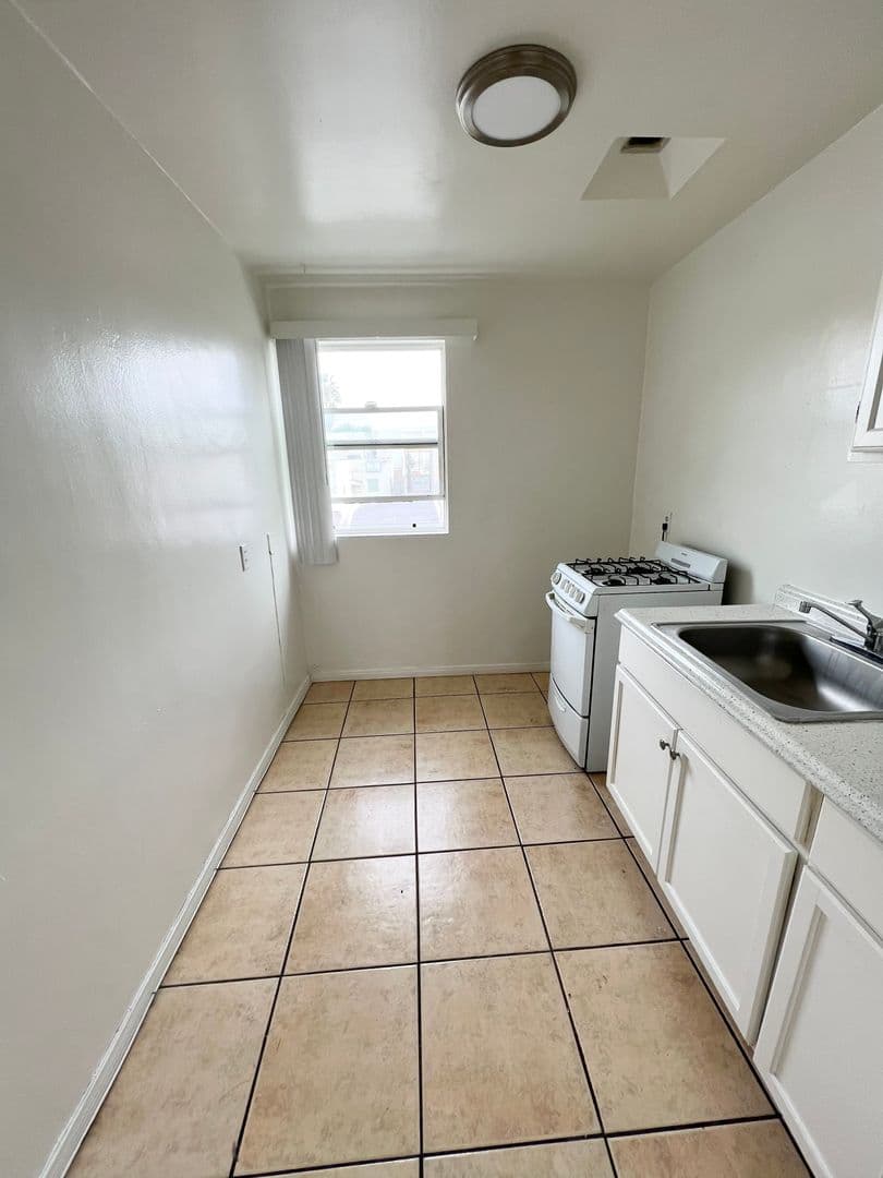 Hawthorne Apartment: 12111 Hawthorne Way