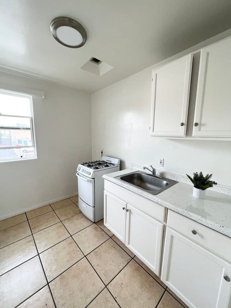 Hawthorne Apartment: 12111 Hawthorne Way