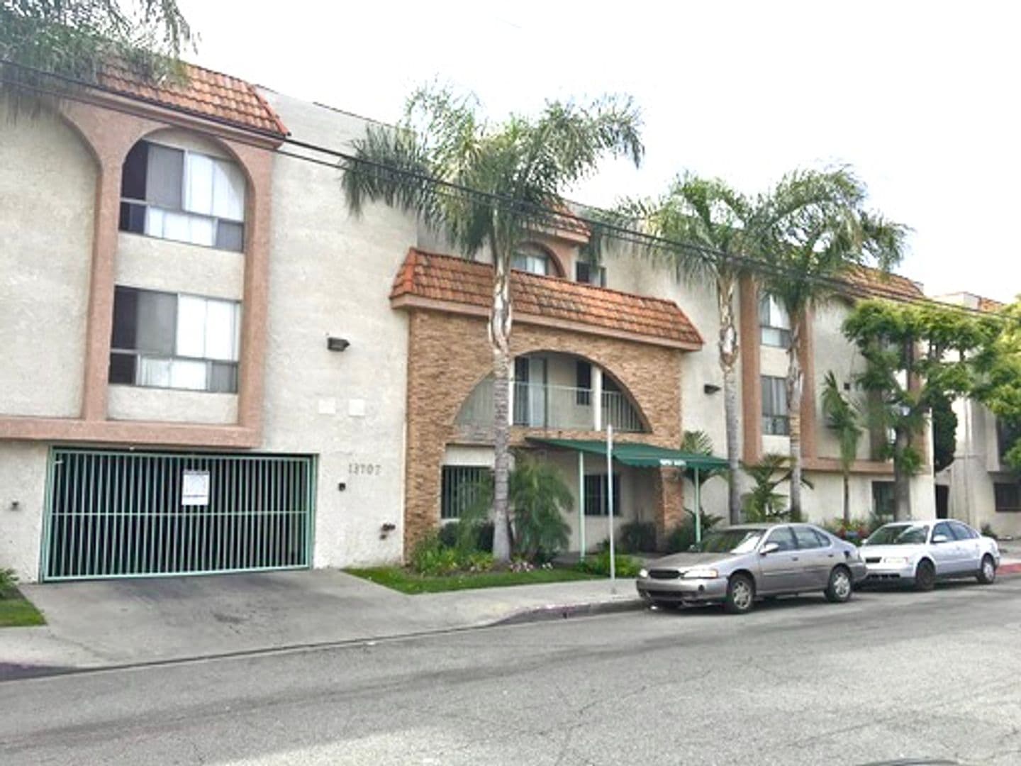 Hawthorne Apartment: 13707 Doty Avenue